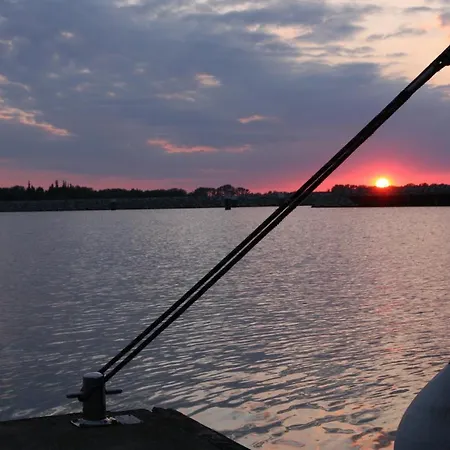 Nyaraló Arnica - Stern Hausboot *